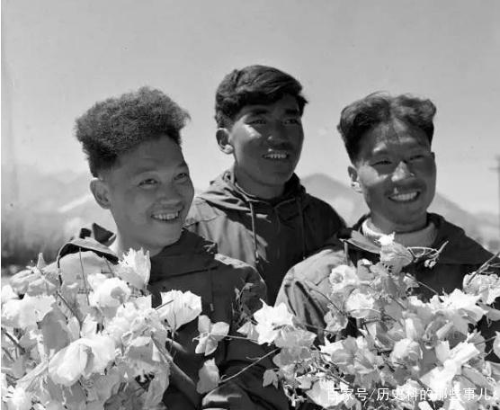 △1960年5月25日凌晨4點(diǎn)20分，中國登山隊隊員成功登上珠穆朗瑪峰。（右起）王富洲、貢布（藏族）和屈銀華。